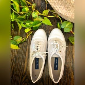 White leather Oxford flats - easy spirit - size 8